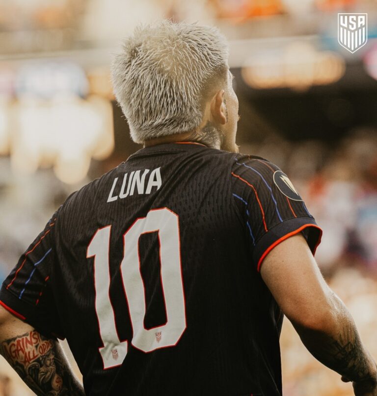 Diego Luna con la camiseta del USMNT durante un partido, vistiendo el número 10, antes de quedar fuera del Mundial 2026.