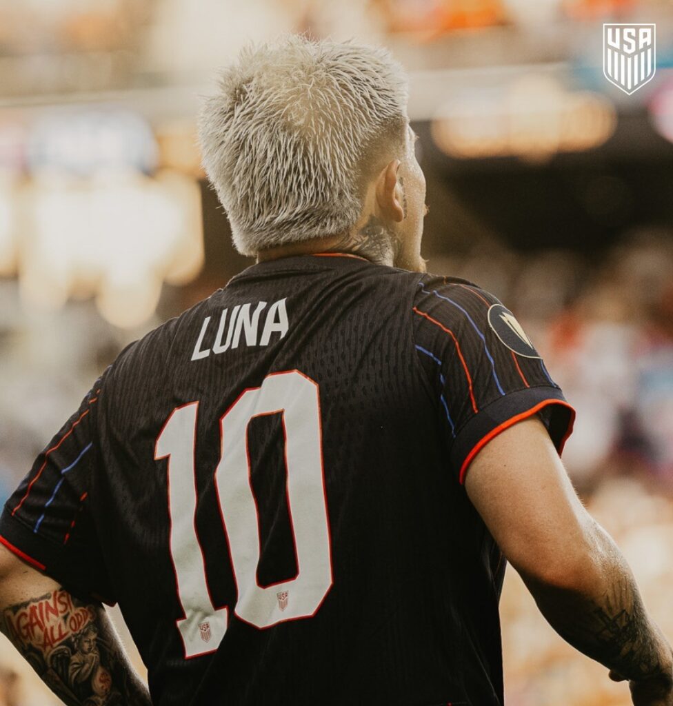 Diego Luna con la camiseta del USMNT durante un partido, vistiendo el número 10, antes de quedar fuera del Mundial 2026.